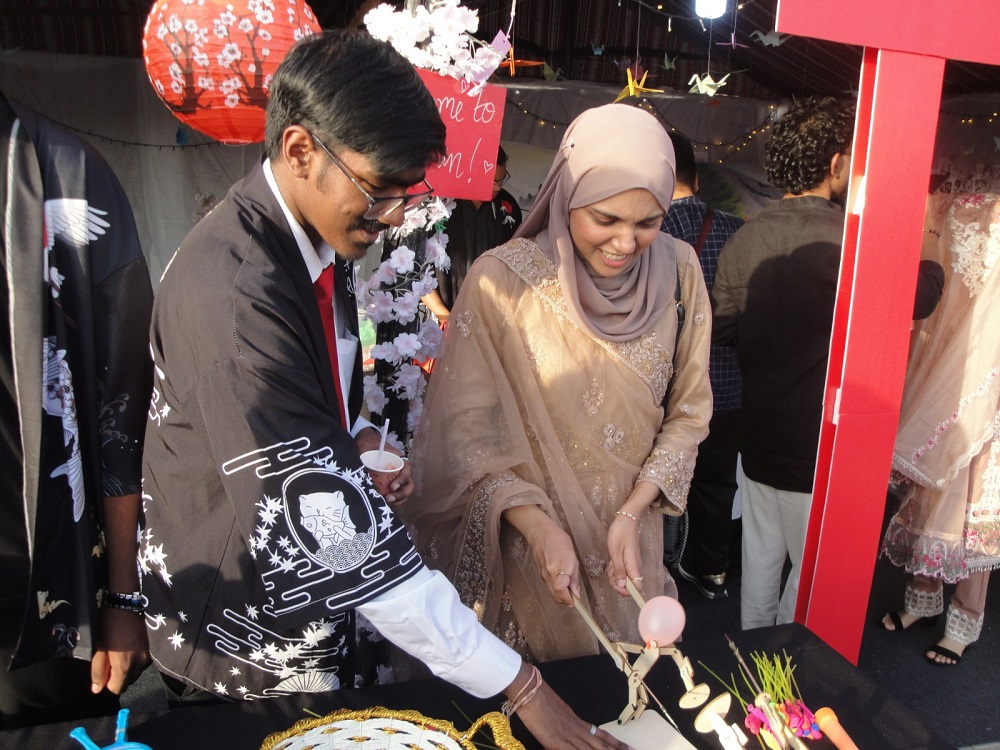 UAEアジュマーンにあるガルフ医科大学(GMU)のキャンパスでは、毎年恒例の民族&文化フェスティバル「グローバル・デー」が開催され、日本を含む様々な国のブースが出店した。