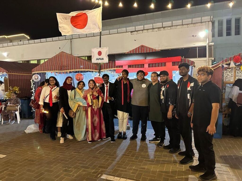 UAEアジュマーンにあるガルフ医科大学（GMU）のキャンパスでは、毎年恒例の民族＆文化フェスティバル「グローバル・デー」が開催され、日本を含む様々な国のブースが出店した。