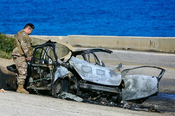 2024年3月2日未明、レバノン南部の町ナクーラの近郊で、イスラエル軍に空爆された車の残骸を確認するレバノン軍兵士。（AFP通信）