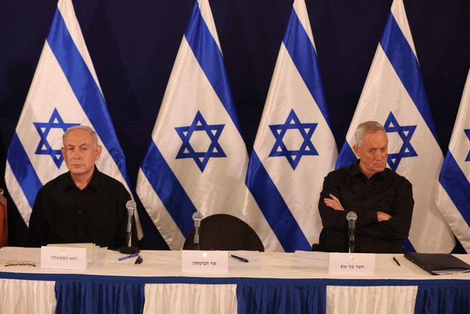 イスラエルとパレスチナ・ハマスの戦闘が続く中、テルアビブのキリヤ軍事基地で記者会見に臨むベンヤミン・ネタニヤフ首相とベニー・ガンツ氏。(POOL/AFP)
