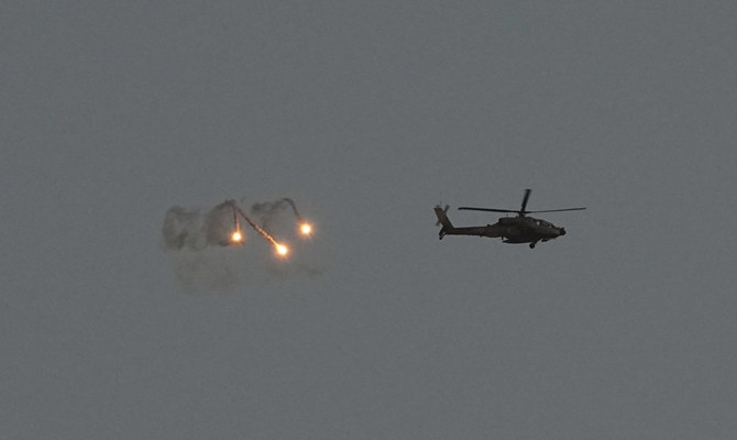 イスラエルのアパッチ・ヘリコプターが、イスラエル南部から見たガザ地区上空で照明弾を発射している（2024年3月4日月曜日）。イスラエル軍は、ハマスによる10月7日のイスラエルへの攻撃によって始まった戦争で、ガザ全域でパレスチナ武装勢力と戦っている。(AP)