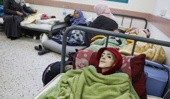 2024年2月29日、イスラエルとパレスチナ・ハマス運動との戦闘が続く中、ガザ地区南部ラファのアル・アウダ診療所で、ベイト・ハヌンから避難し、持病に苦しむ10歳のパレスチナ人少年ヤザン・アル・カファルネが病院のベッドに横たわっている。(AFP＝時事）