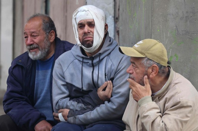 イスラエルとパレスチナ過激派組織ハマスの紛争が続く中、ガザ地区南部のラファで、イスラエル軍の爆撃で破壊された隣家の前を歩く、妻と娘を亡くした負傷したパレスチナ人のニダル・アル=ガリブさん。(ファイル/AFP)