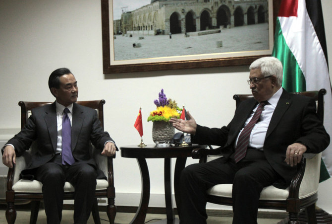 2013年12月18日撮影、中国の王毅外相（左）は公式訪問中、ヨルダン川西岸地区のラマッラーでパレスチナのアッバース大統領と会談している。王外相は18日、中国は歴史的にイスラエル・パレスチナ紛争の二国家解決策を支持してきたと述べた。(AFP＝時事）