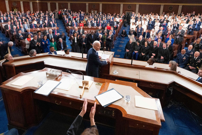 2024年3月7日、ワシントンDCの連邦議会下院本会議場で、ジョー・バイデン米大統領が一般教書演説を行い、拍手を送るカマラ・ハリス米副大統領(下)。(POOL / AFP)