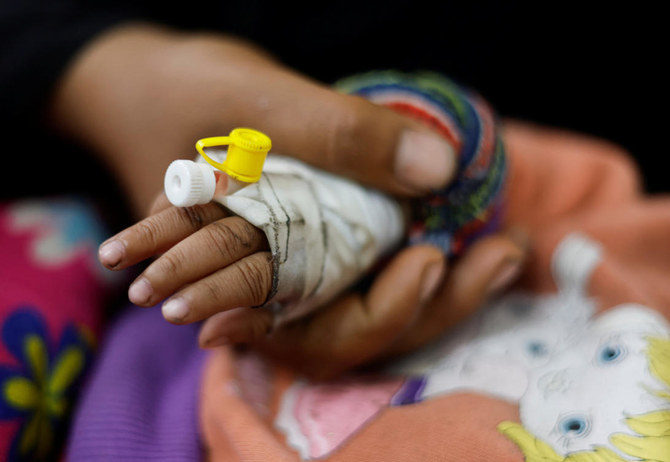 2024年3月4日、ガザで飢餓が広がる中、医療センターで治療を受ける栄養失調に苦しむパレスチナの子ども。(ロイター）