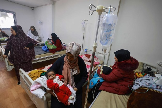 2024年3月5日、包囲されたパレスチナ自治区で飢餓が広がる中、ガザ地区南部ラファの医療センターで治療を受ける栄養失調に苦しむパレスチナの子どもたち。(AFP＝時事）