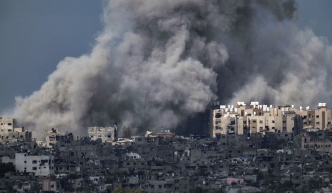 2024年3月8日金曜日、イスラエル南部から見たガザ地区での爆発後、空に上がる煙。(AP)