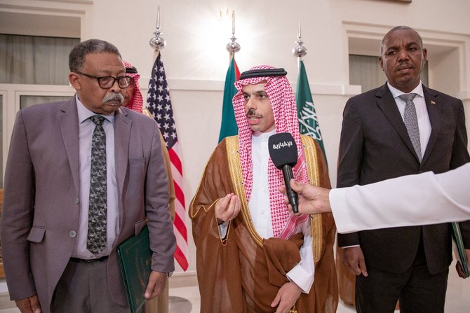 ジェッダでサウジアラビア外務省の仲介で会談するスーダン軍と敵対する即応支援部隊（RSF）の代表。(SPAファイル写真)