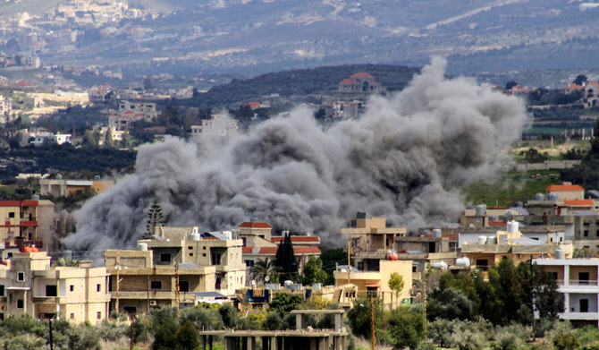 2024年3月9日、イスラエルとガザ地区のハマス武装勢力との間で戦闘が続き、国境を越えた緊張が続く中、レバノン南部の国境沿いの村マジュダル・ズーンでイスラエル軍の空爆を受け、煙が立ち込める。(AFP＝時事）