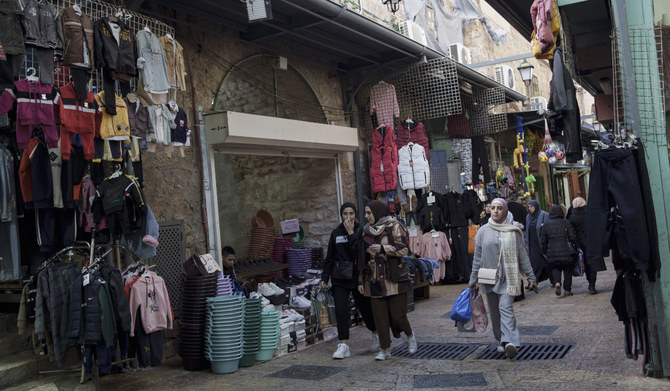 2024年3月7日木曜日、イスラム教の聖なるラマダン(断食月)を前に、エルサレム旧市街の市場を歩くイスラム教徒の女性たち。(AP)
