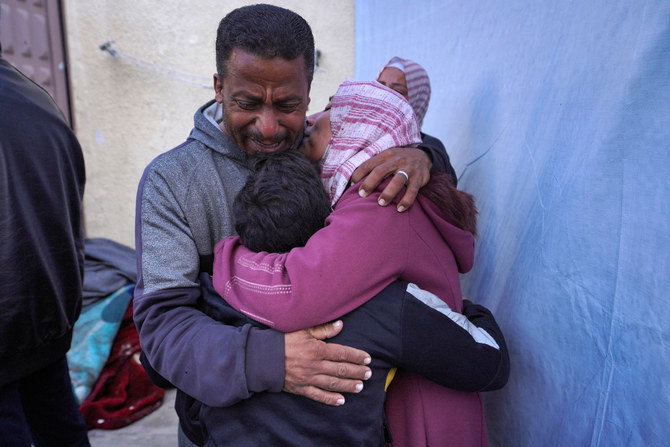 デイル・アル・バラのアル・アクサ殉教者病院で、家族の死を悼むパレスチナ人（ハーン・ユーニス西の仮設アル・マワシ・キャンプへのイスラエル軍の攻撃で死亡）。(ファイル/AFP)