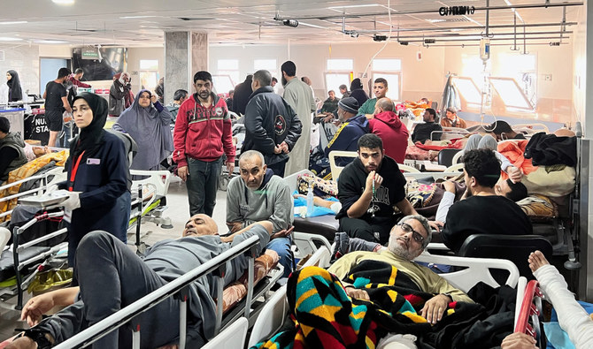 2023年12月16日、ガザ市のアル・シファ病院で治療を待つ負傷したパレスチナ人。(AFP＝時事）