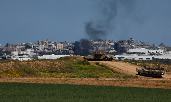 イスラエルとパレスチナ・ハマスの紛争が続く中、イスラエル・ガザ国境付近で機動する軍用車両（2024年3月11日、イスラエルにて）。(ロイター）
