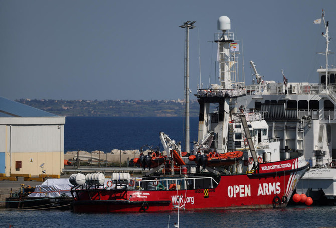 キプロスのラルナカ港で、スペインのNGO団体「オープンアームズ」の救助船の横のプラットフォームに積み込まれるガザへの人道援助物資。(ロイター）