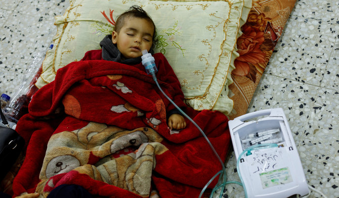 2024年3月12日、イスラエルとハマスの戦闘が続く中、ガザ地区南部ラファのアルアウダ医療センターで治療を受けるパレスチナ人少年。(REUTERS)