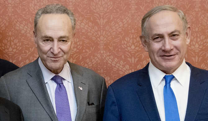 2017年2月15日、ワシントンの連邦議会議事堂で、チャック・シューマー上院少数党院内総務（ニューヨーク）と記念撮影するイスラエルのベンヤミン・ネタニヤフ首相（右）。(AP）