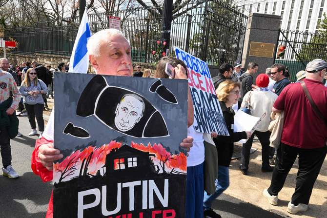 2024年3月17日、ワシントンD.C.のロシア大使館前で、有権者が列を作る中、反プーチン集会に参加する人々。(AFP＝時事）