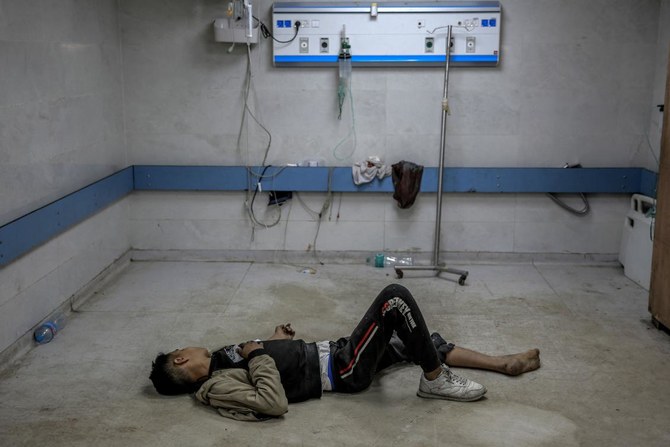 何万人もの避難民パレスチナ人がアル・シファ病院に避難しているが、同病院は11月、イスラエルによって戦車、無人偵察機、武器で攻撃された。上の写真は、イスラエルの砲撃で負傷し、アル・シファ病院で治療を待つ若者。(AFP)