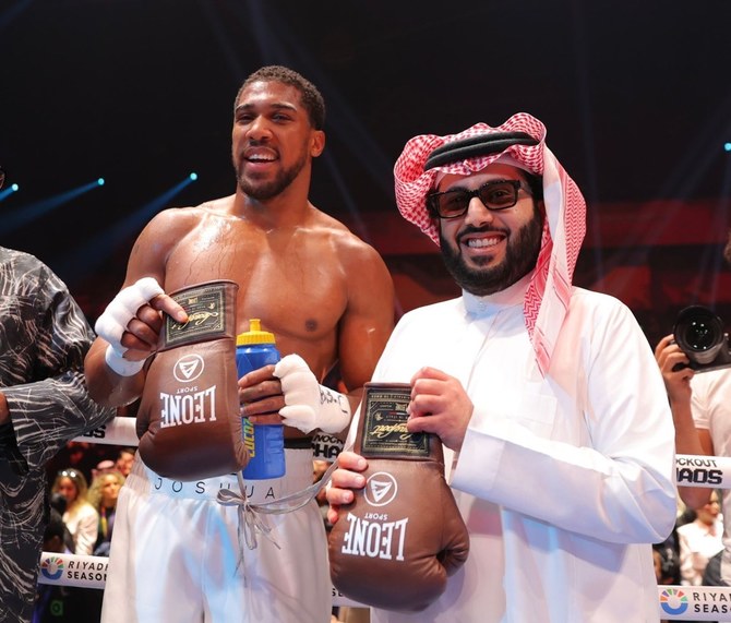 サウジアラビアのエンターテインメントを率いる、トゥルキ・アル・シェイク長官とフランシス・ンガヌー戦の勝利を祝うヘビー級世界統一王者アンソニー・ジョシュア。(ソーシャルメディア)
