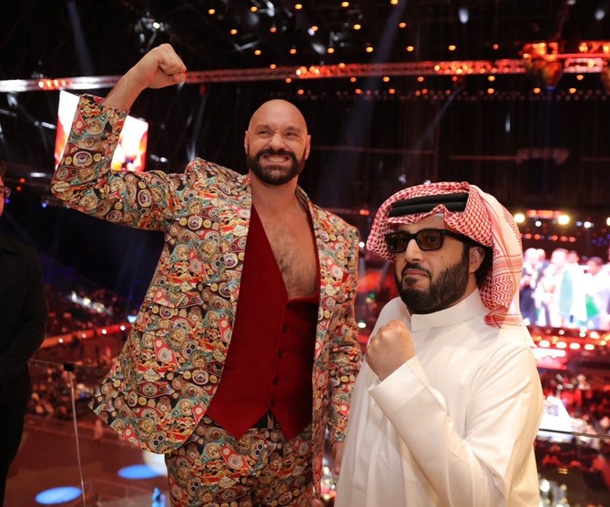 WBCヘビー級タイトル保持者のタイソン・フューリーとサウジアラビアのエンターテインメント当局の責任者トゥルキ・アル・シェイク長官。(ソーシャルメディア）