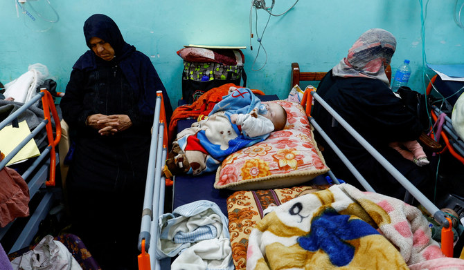ガザ住民が危機的な飢餓と栄養失調に直面する中、Abu Yousef al-Najjar病院のベッドに横たわるパレスチナ人の子ども（2024年1月24日、ガザ地区南部ラファにて）。(REUTERS)
