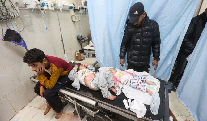 イスラエルとパレスチナのイスラム主義組織ハマスの対立が続く中、ナーセル病院で治療を受けるイスラエルの攻撃で負傷したパレスチナの子どもたち（2024年1月22日、ガザ地区南部のハーン・ユーニスにて）。(REUTERS)