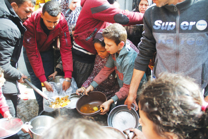 包囲されたガザが危機的なレベルの飢餓に直面する中、無料の食料を受け取ろうと集まるガザ住民。(AP)