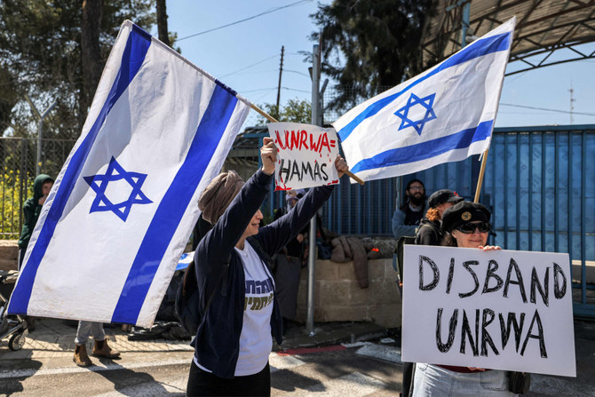 2024年3月20日、エルサレムにある国連パレスチナ難民救済事業機関（UNRWA）のヨルダン川西岸地区事務所の前に集まり、閉鎖を求めるイスラエルの右翼デモ隊。(AFP＝時事）