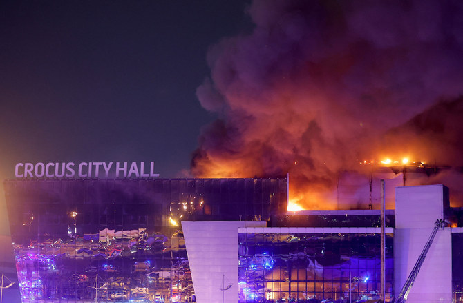 ロシア・モスクワ郊外で発生した銃撃事件の後、燃え盛るクロッカス・シティ・ホールのコンサート会場の上に立ち上がる煙（2024年3月22日）。(ロイター）