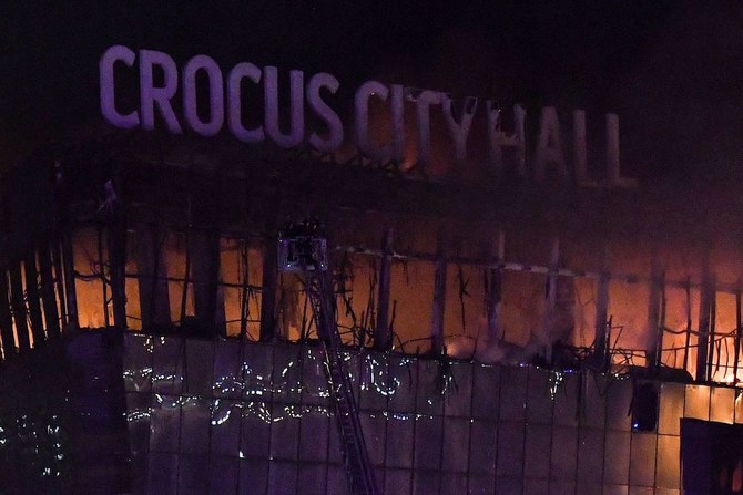 2024年3月22日、モスクワ近郊のクラスノゴルスクで発生した発砲事件の後、クロッカス市庁舎で発生した大火災を消火する消防隊員。(AFP)