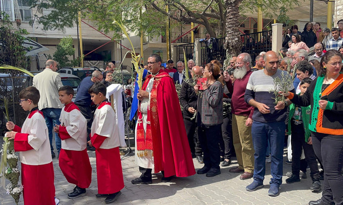 2024年3月24日、イスラエルとパレスチナのハマス運動との間で紛争が続く中、ガザ市のアルザイトゥーン地区で、棕櫚の日曜日を記念してローマ聖家族教会の外に集まったパレスチナのキリスト教徒たち。(AFP）