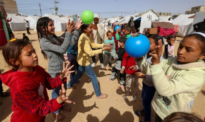 ガザの子どもたちは、毎日の食料調達の戦いの中で、戦争の恐怖を少しでも忘れて遊ぶ機会がほとんどない（AFP＝時事）