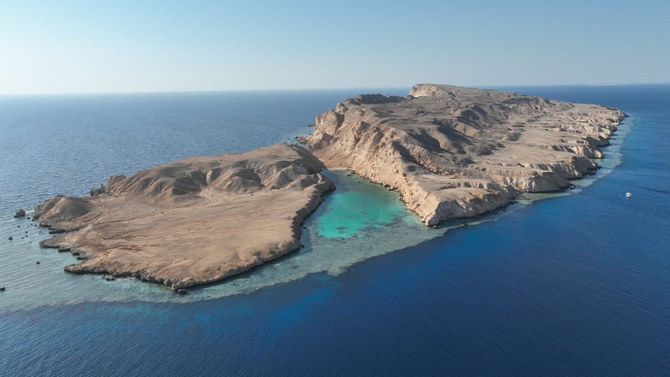 サウジアラビアの国立野生生物センターが主導した10年にわたる探検で、王国南部の紅海沿岸に「ブルーホール」として知られる極めて深い海底陥没穴が20個発見された。(NCW写真）