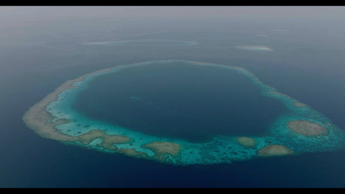 サウジアラビアの国立野生生物センターが主導した10年にわたる探検で、王国南部の紅海沿岸に「ブルーホール」として知られる極めて深い海底陥没穴が20個発見された。(NCW写真）