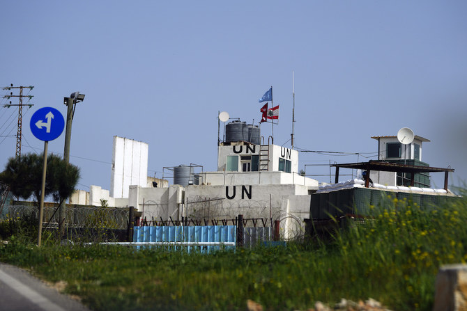 上はレバノン・イスラエル国境の国連レバノン平和維持軍（UNIFIL）の基地（2023年4月7日、南部のマルカバ村）。(AP)