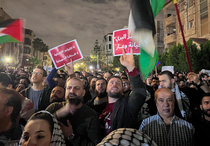 イスラエルとパレスチナのイスラム主義組織ハマスの対立が続く中、ガザのパレスチナ人を支援しようと抗議する人々（2024年3月30日、ヨルダン・アンマンのイスラエル大使館近くで）。(ロイター）