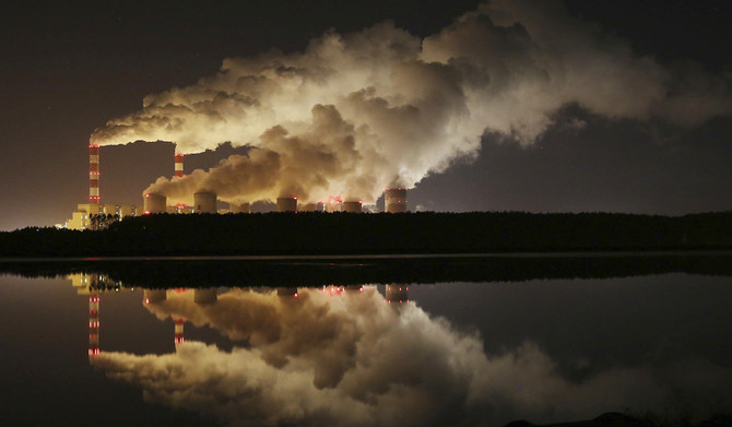 ポーランド中部のベルチャトフにあるヨーロッパ最大の褐炭発電所から立ち上る煙。(AP)