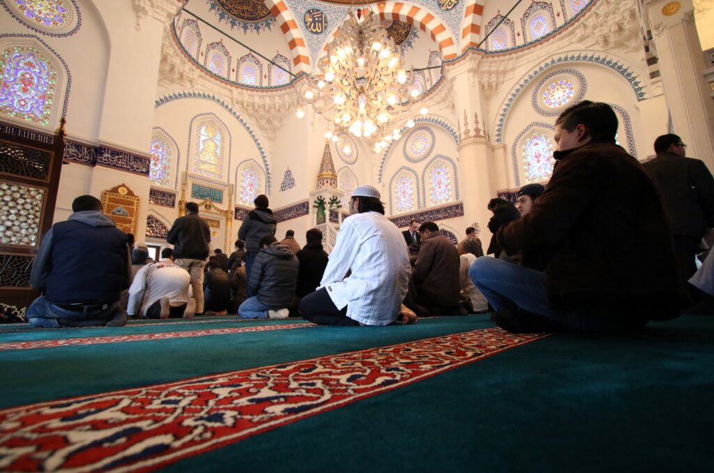 東京にある日本最大の東京ジャーミイ（モスク）での金曜礼拝に集まる数百人の在日イスラム教徒。(AFP)