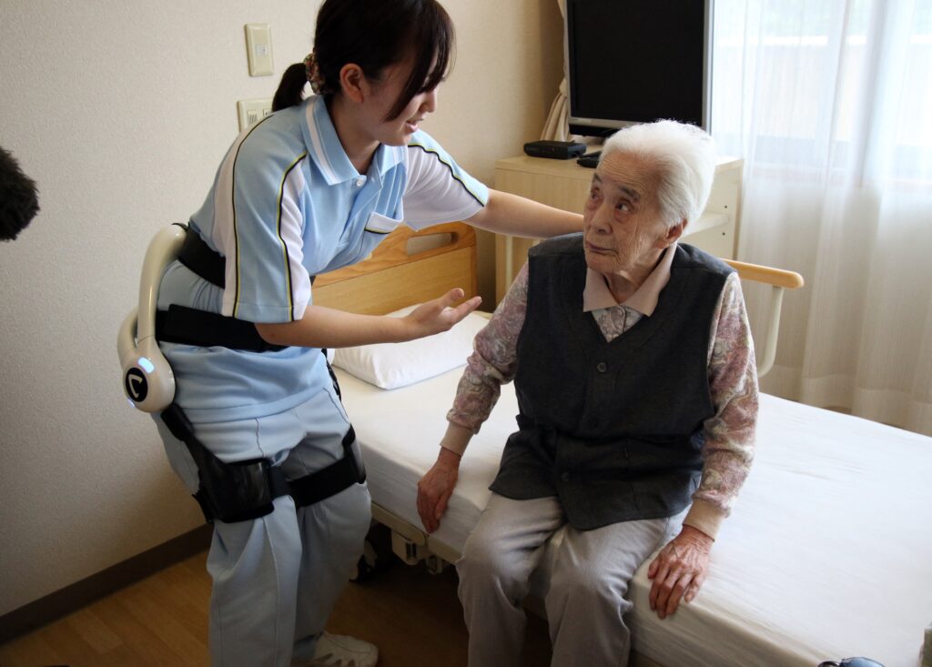 技能実習や特定技能の外国人材は介護施設で働くことが可能。しかし、自宅などに出向いて１対１で利用者を介助する訪問サービスは現在、日本語での意思疎通に不安があることなどから対象外となっている。(AFP)