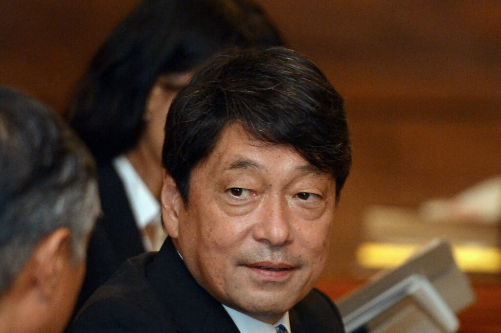 3月1日、自民党に所属する小野寺五典予算委員長がこの日午後に予算案の採決をする日程を決定したことに対して、野党議員らは怒りをあらわにした。（AFP）