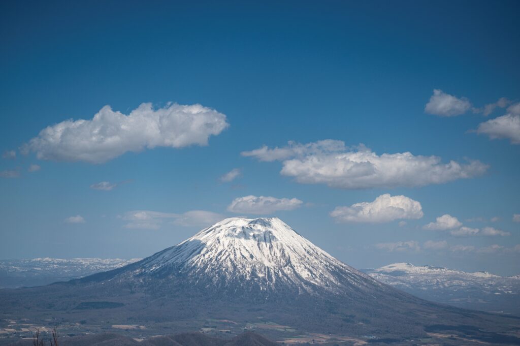 ニュージーランド・ヘラルド紙によると、標高1,898メートルの羊蹄山で月曜日に発生した雪崩による死者はニュージーランド出身者。(AFP）。