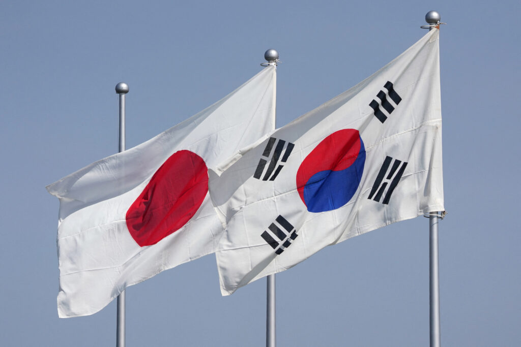 １９９８年の日韓共同宣言は当時の小渕恵三首相と金大中大統領が署名。「２１世紀に向けた新たな日韓パートナーシップ」を掲げ、日本の植民地支配への反省とおわびや「未来志向の関係」を明記した。 (AFP)