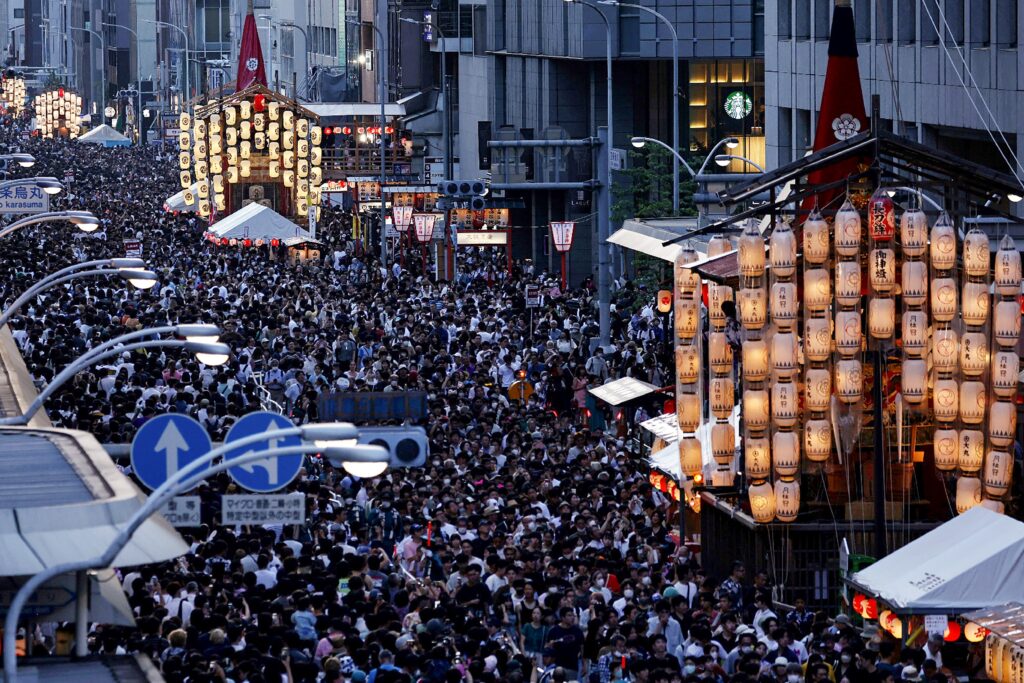 京都市民は以前から、特に祇園地区での観光客のマナーの悪さに不満を表明していた。(AFP)