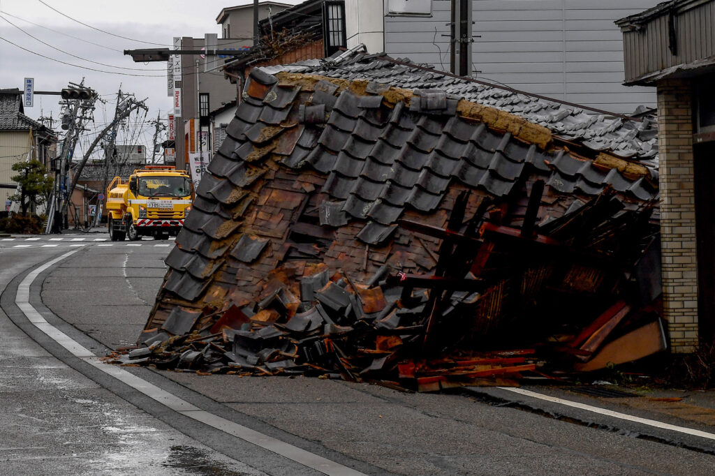 首都直下地震については政府の中央防災会議が２０１３年に公表した被害想定に基づき推計。(AFP)