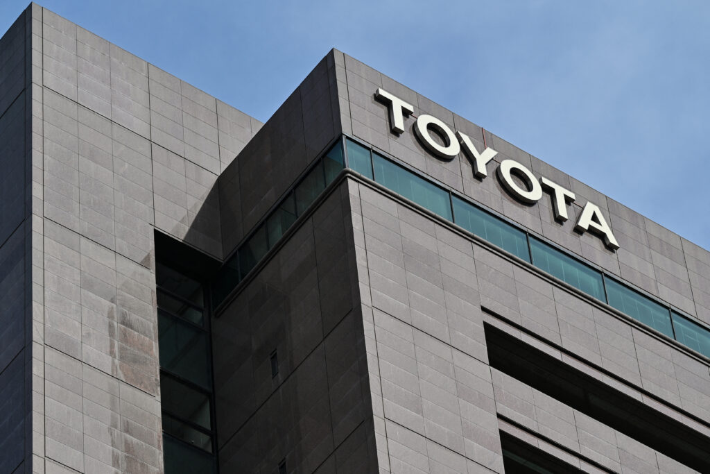 トヨタ、パナソニック、新日鉄、日産は、水曜日に行われた年次賃金交渉で、労働組合の賃上げ要求に全面的に応じることで合意した日本企業の大手企業である。(AFP)