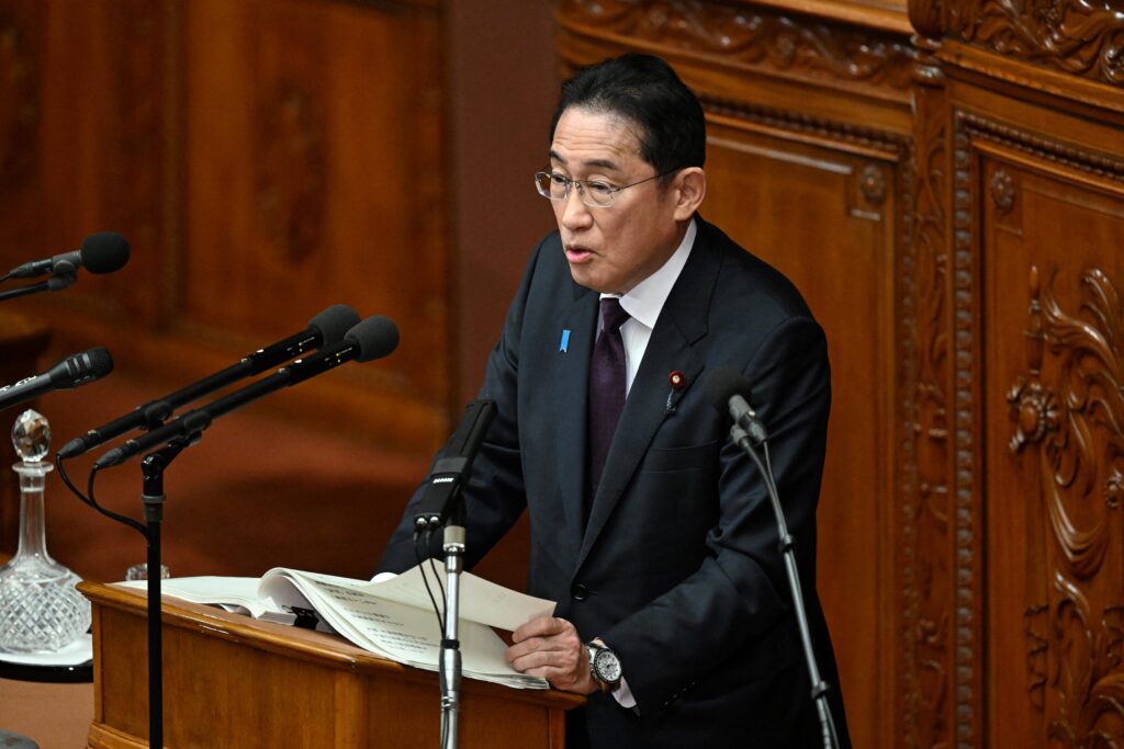 今国会の会期末は６月２３日。首相は処分のタイミングを問われ、「今の感触においては通常国会中に判断する」と説明。(AFP)