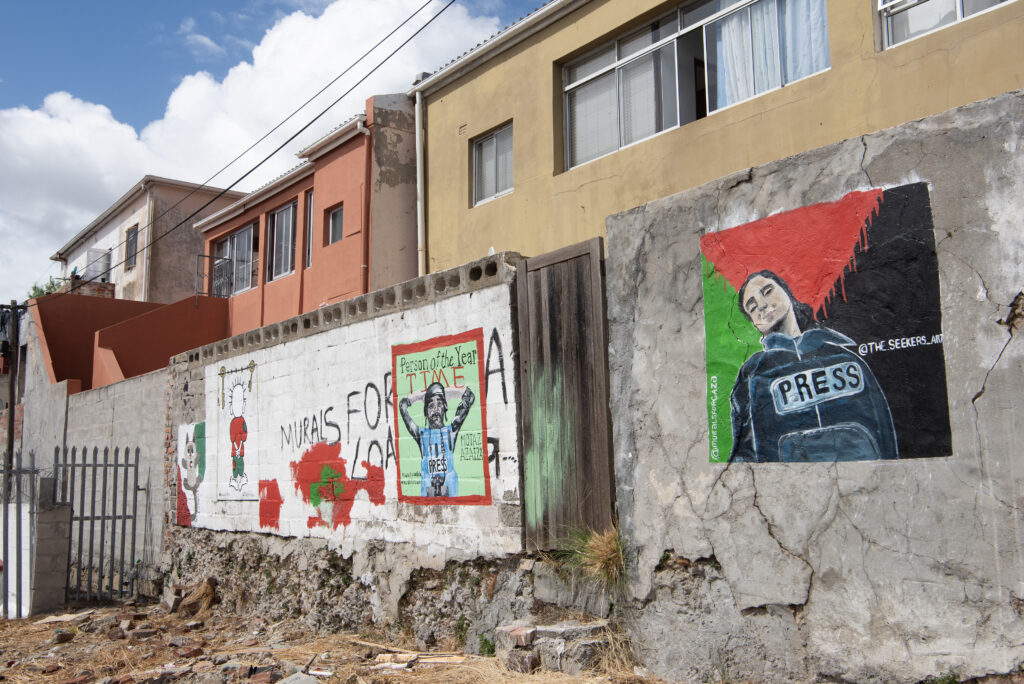 2024年2月15日、ケープタウンのボ・カープの壁に描かれたガザ地区のジャーナリストを称える壁画の全景（写真提供ロジャー・ボッシュ/AFP）