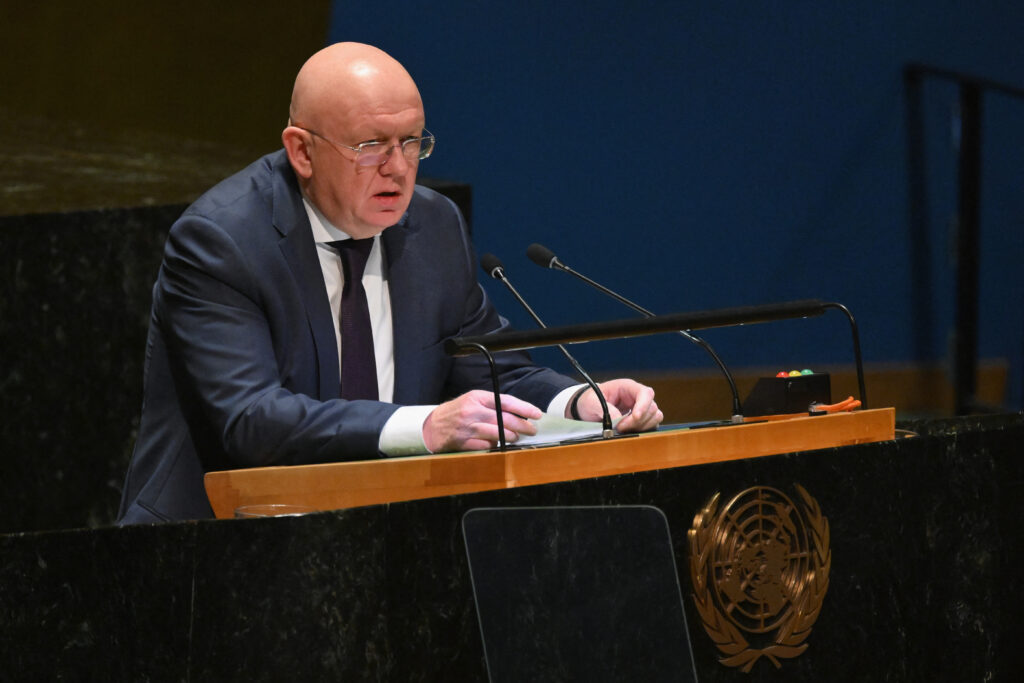 2024年2月23日、ニューヨークの国連本部で開かれた「ウクライナの一時占領地」に関する国連総会で発言するロシアのネベンジア国連大使。(AFP＝時事）