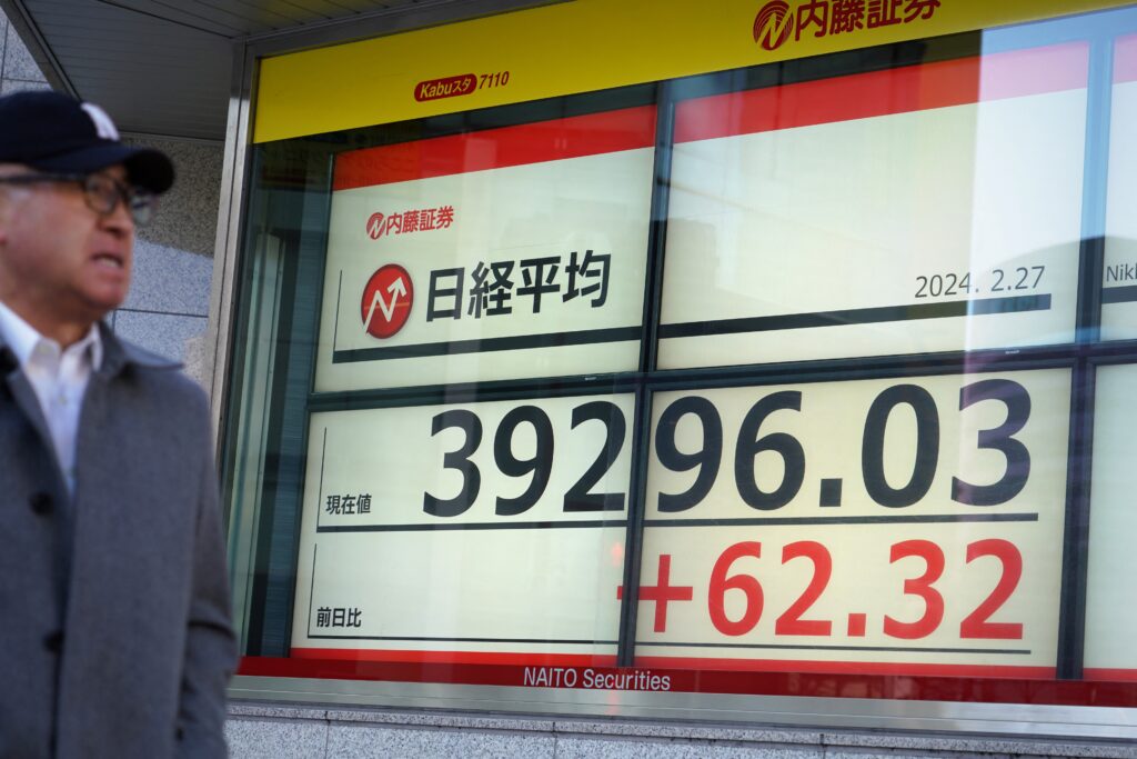 終値は744円63銭高の3万9910円82銭と、史上最高値を更新した。(AFP)